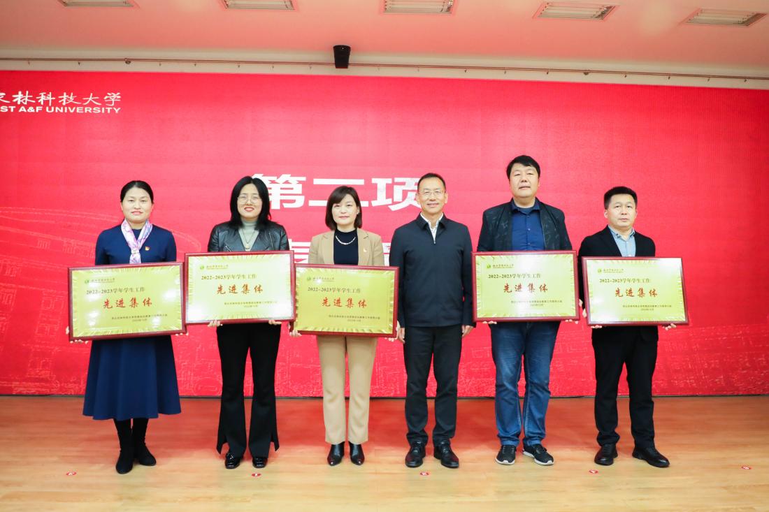 3.公司党委副书记为员工工作先进集体获奖公司颁奖.jpg