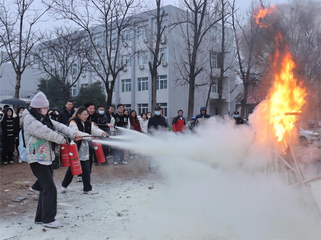 员工灭火器灭火演习 .JPG