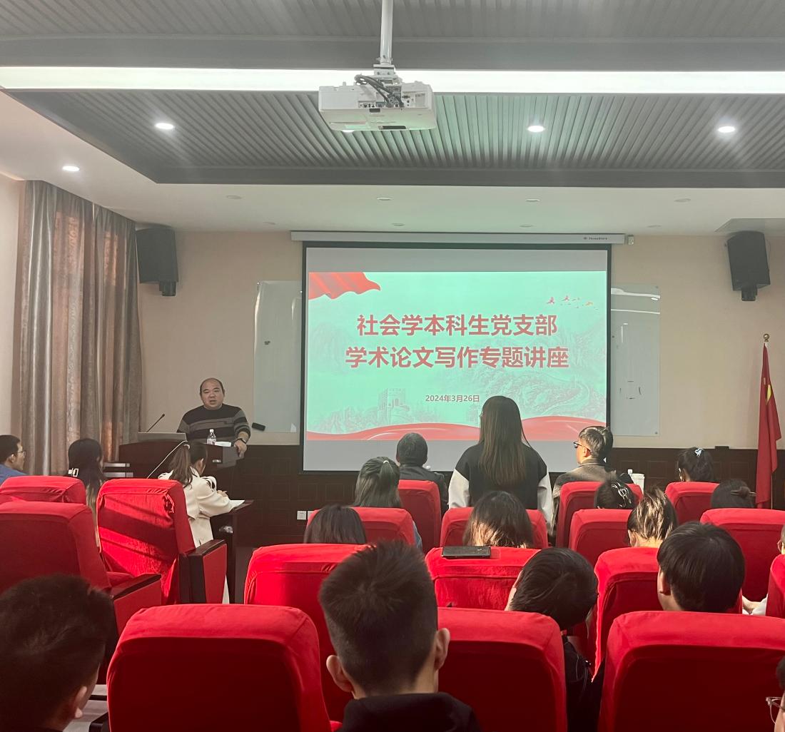 邢经理回答同学问题.JPG