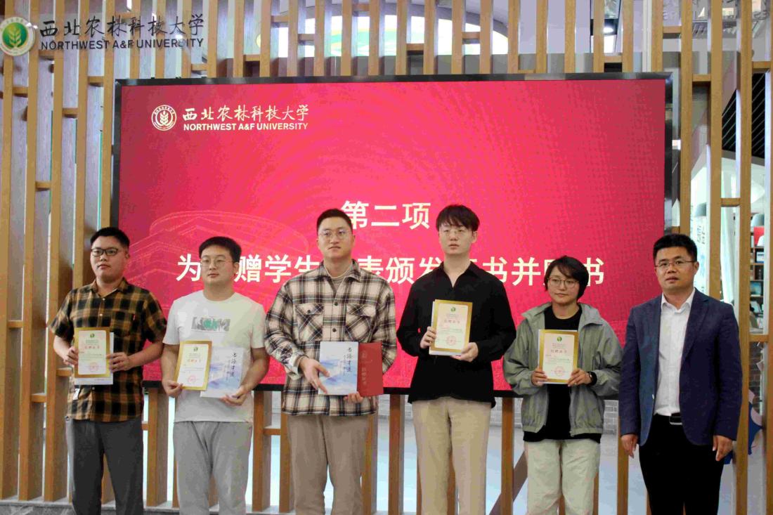 为基金捐赠员工代表颁发证书(1)(1).jpg