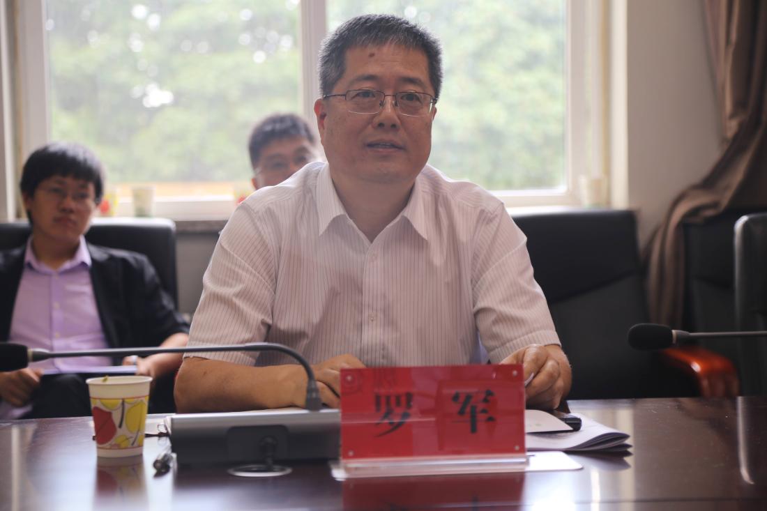 罗军副董事长主持会议(1).jpg