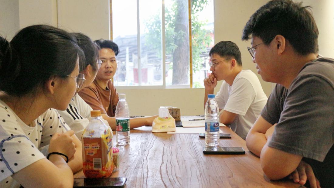图为鱼池村实习生肖金涛正在与调研队成员交谈(团队通讯员 葛晨瑜摄)_副本.jpg