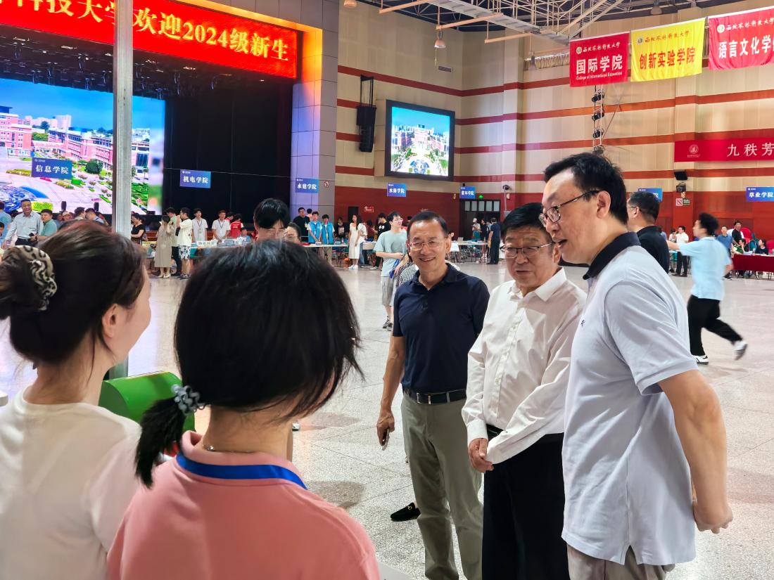 1.董事长吴普特检查指导迎新准备工作.jpg