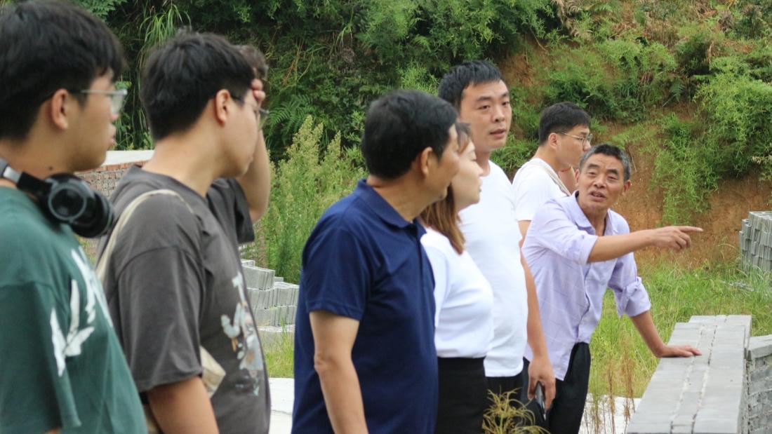 图为农户正在与村委成员、调研队成员分享生态种植经验与存在问题(团队通讯员 葛晨瑜摄)_副本.jpg