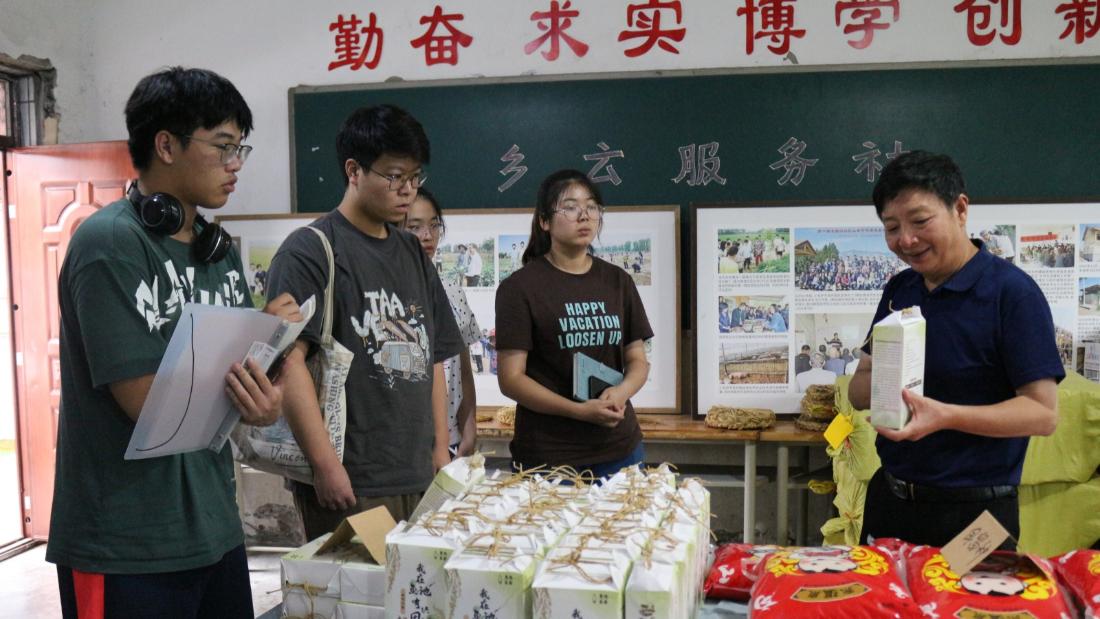 图为鱼池村书记正在向团队成员介绍鱼池生态产品(团队通讯员 李启蒙摄)_副本.jpg