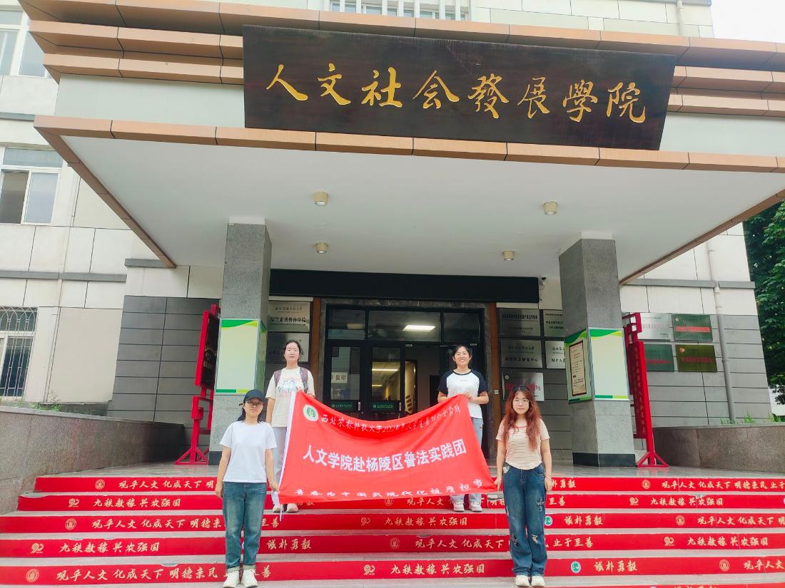 在bevictor伟德门前合影.jpg