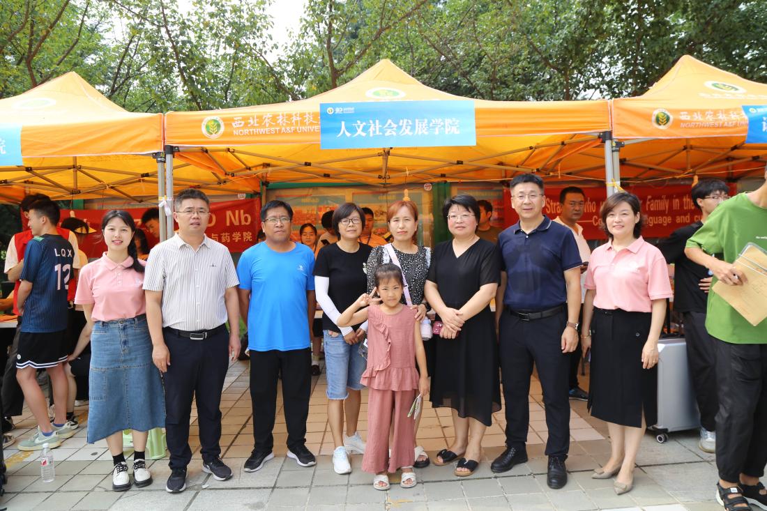 4.公司领导同家长亲切交谈(1).jpg