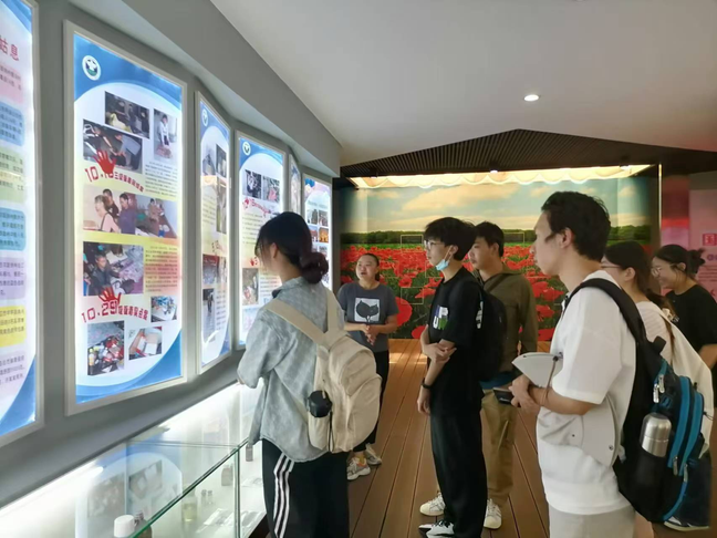 参观法制宣传教育基地.png