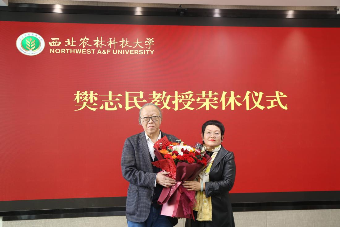 樊志民教授所指导员工代表邓谨教授向导师献花(1).jpg
