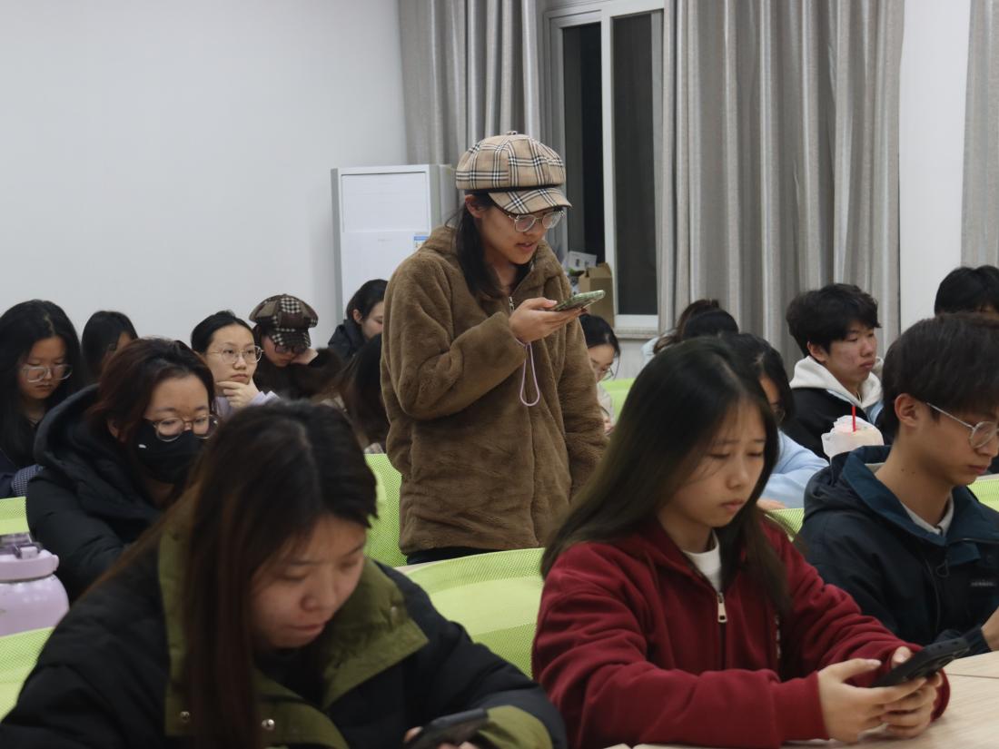 发言特写_副本.jpg
