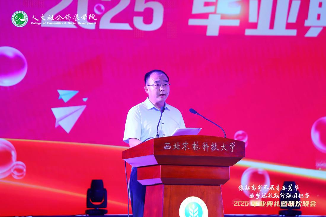 9.公司党委副书记田长河主持活动.jpg