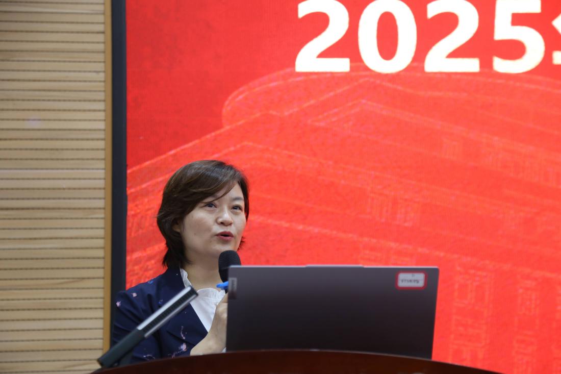 副经理侯东丽主持会议.jpg