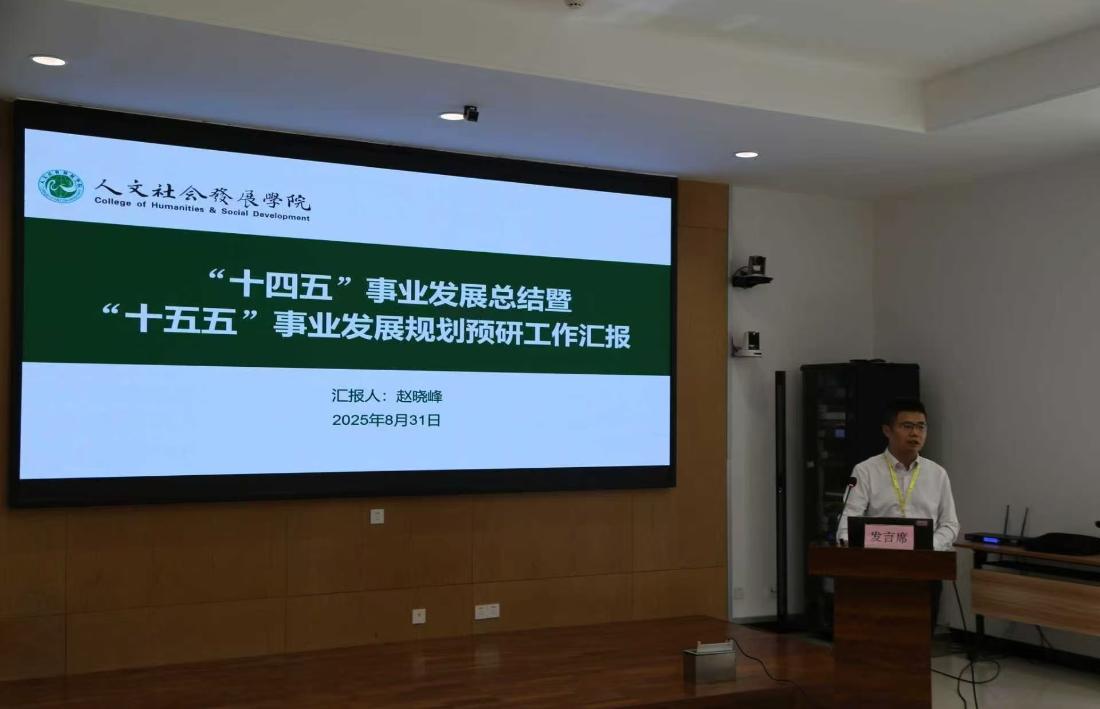 公司经理赵晓峰通报工作.jpg