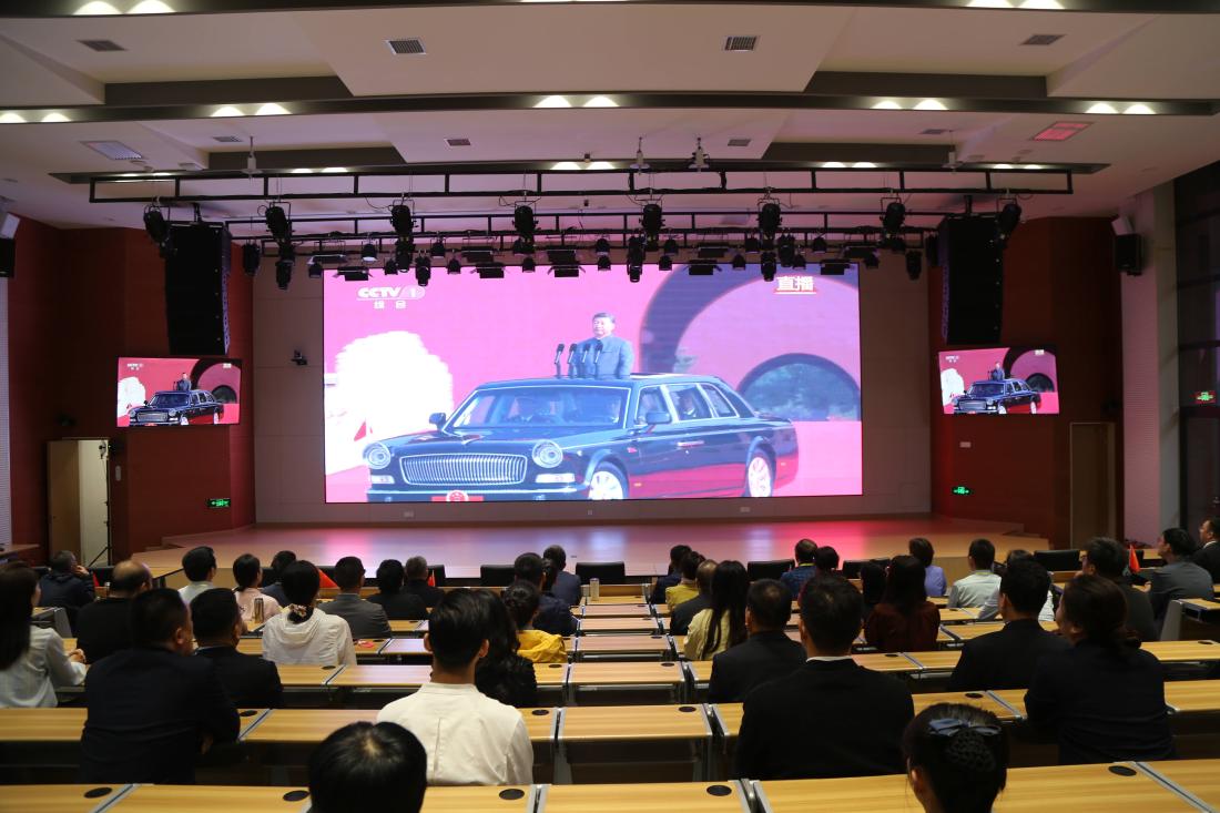 师生集中观看纪念中国人民抗日战争暨世界反法西斯战争胜利80周年大会(1).jpg