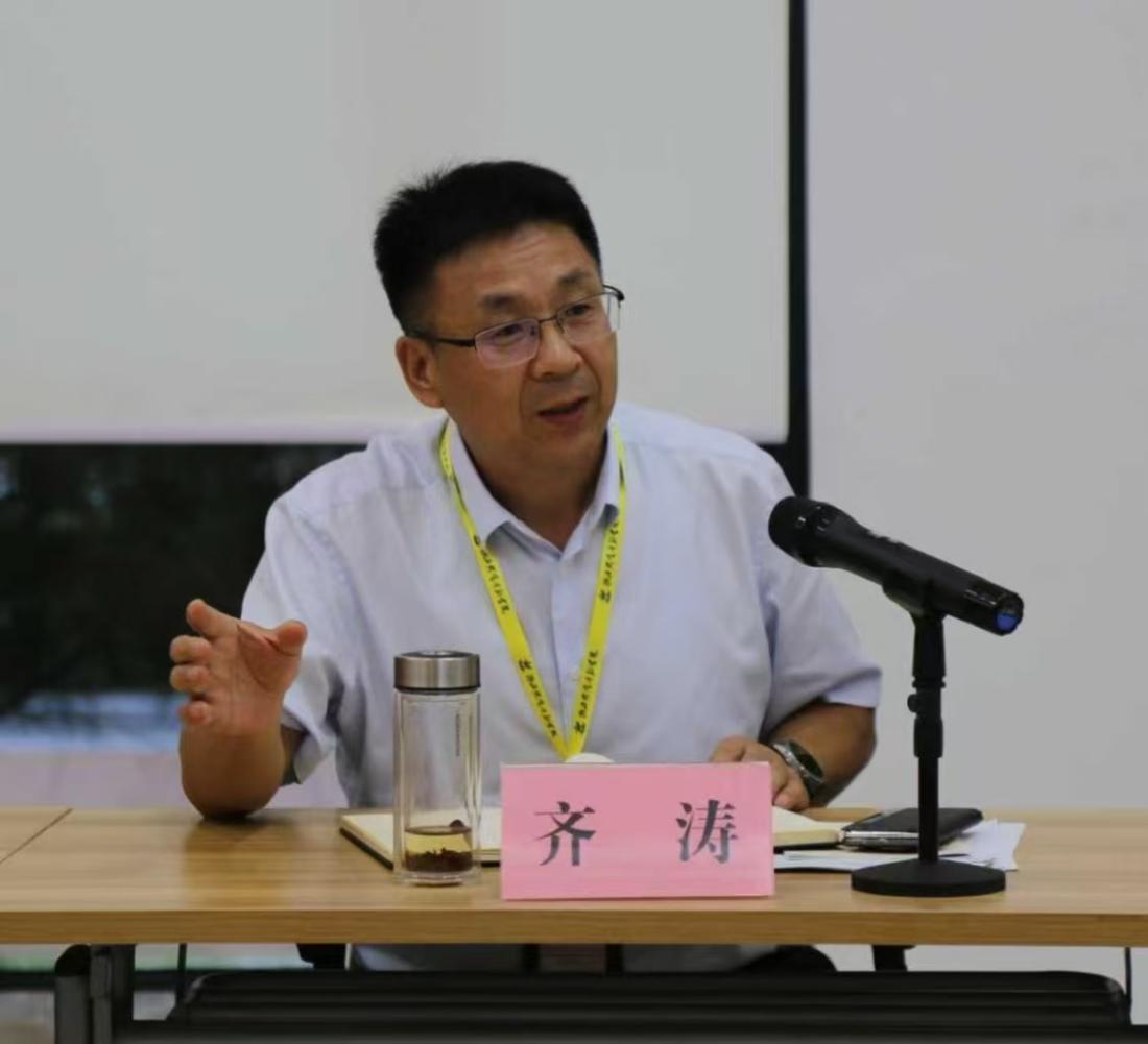 公司党委书记齐涛主持会议.jpg