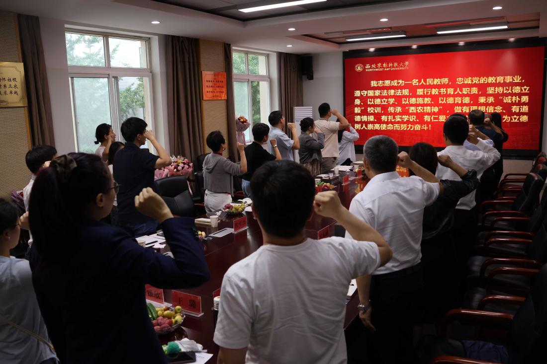 5.教师集体宣誓(1).jpg