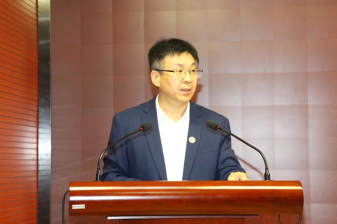 公司党委书记齐涛主持会议(1).JPG