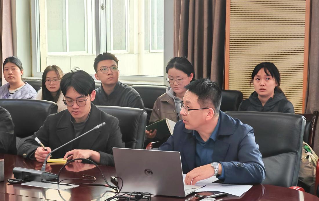 齐涛与员工亲切互动.jpg