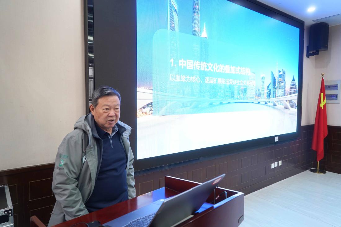周教授侧面(1).jpg