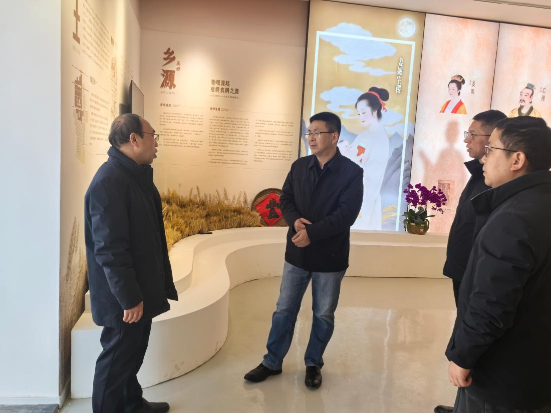 参观姜嫄村史馆.jpg