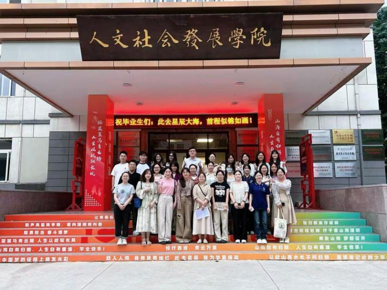 毕业生党员合影.png