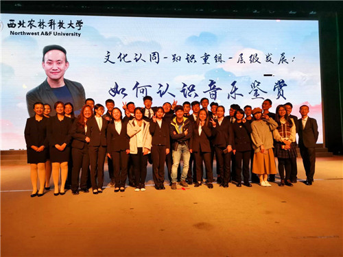 3fc1ad331bb647cca4299a81b52166ed.jpg 与教授合影留念.jpg