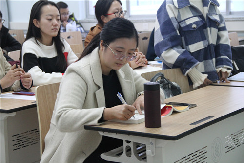 79be6d3d717140399023ddbbd0ed005d.jpg 老师听员工交流感想记录笔记.JPG