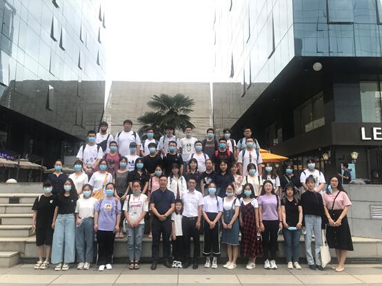 169835e4b0944d8881efff9558bebeb3.jpg 与陕西洪振律师事务所律师合影留念.jpg
