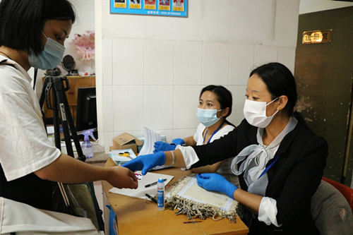 09f1486aad1943c7b60ee2d405a8cad9.jpg 新生办理入住.jpg