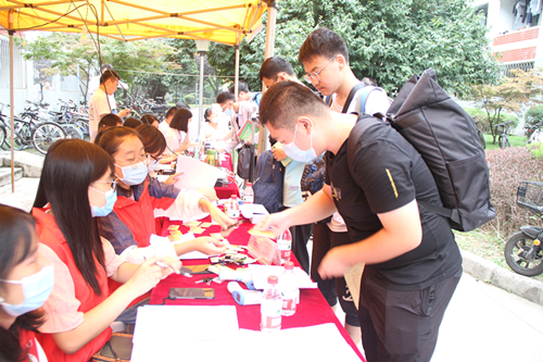 1b76bc8a3cd24a5da505c2041d105a2f.jpg 新生录取到达报到点.jpg