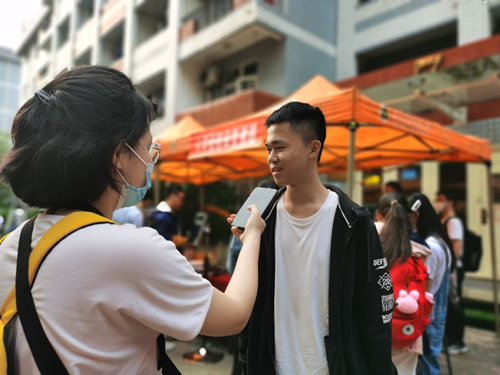 258f1da3bef344c3bab67a98eac28b50.jpg 迎来第一个报道的新生.jpg