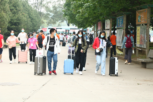 37919313b30148d690f31dce78fd2462.jpg 新生进校园.jpg