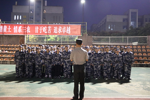 537cc4d645f440da8c624f68fc5686f5.jpg 新生与教官见面.jpg