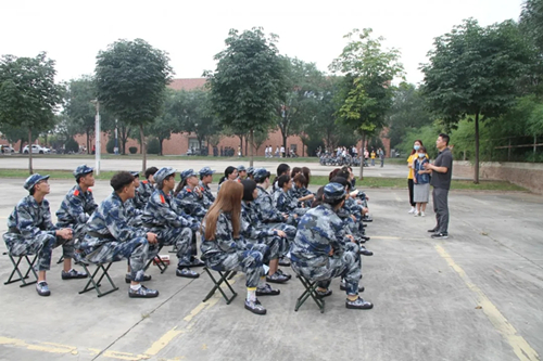 78b9a0c059c2411abd2676cef44f2bfd.jpg 在室外召开第一次班会_副本.jpg