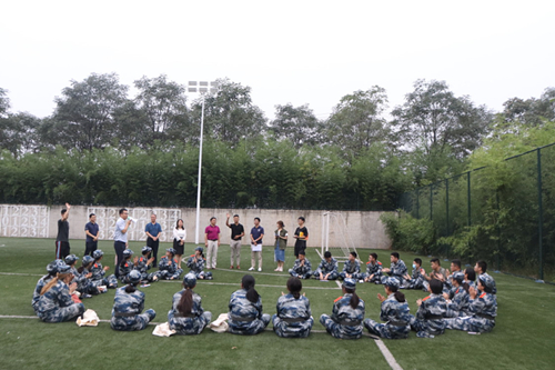 9cdfb993133049fe8f3e5a42d4e24f92.jpg 公司领导前来看望新生_副本.jpg