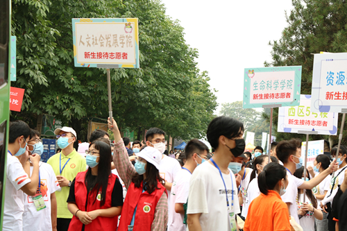 b0a54e7f273e4e30aea12d7fa929dc87.jpg 在站点迎接新生.jpg