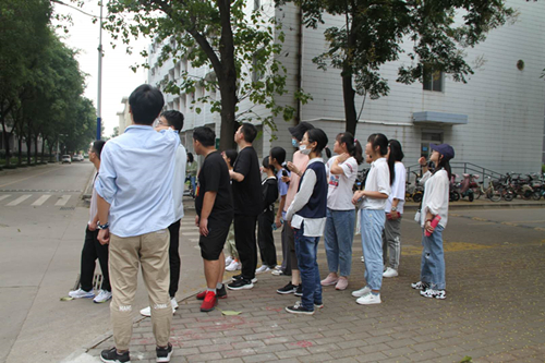 c3431782b73d4902bfc9a8f5b42a6d5a.jpg 班助带新生逛校园.jpg