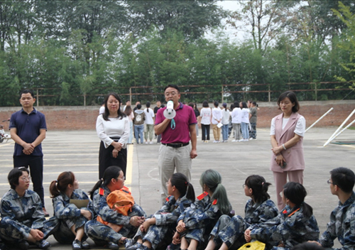 fa8811c869c548669cca7d3aded90442.jpg 公司经理朱宏斌为新生军训寄语.jpg