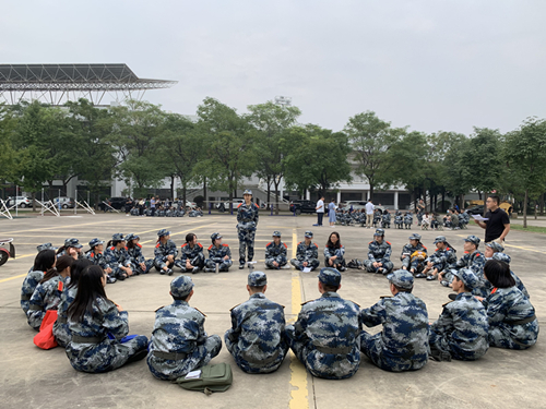 fdb203afe309434c8664d5f85317129c.jpg 新生班主任组织室外班会.jpg