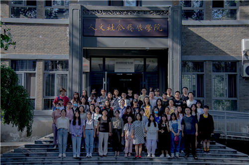 22962e37006d4219a4b82fd9043071d4.jpg 讲座合影.jpg