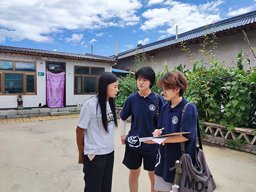 54b42f72772f444c8dcf358fe5bc6ab3.jpg 调研队向村民发放问卷.jpg